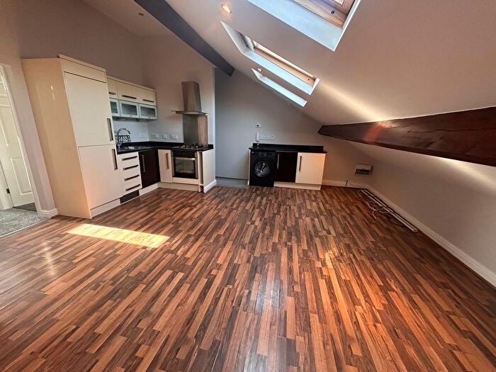 2 Bedroom Flat To Rent In Snowhill View, Wakefield, WF1