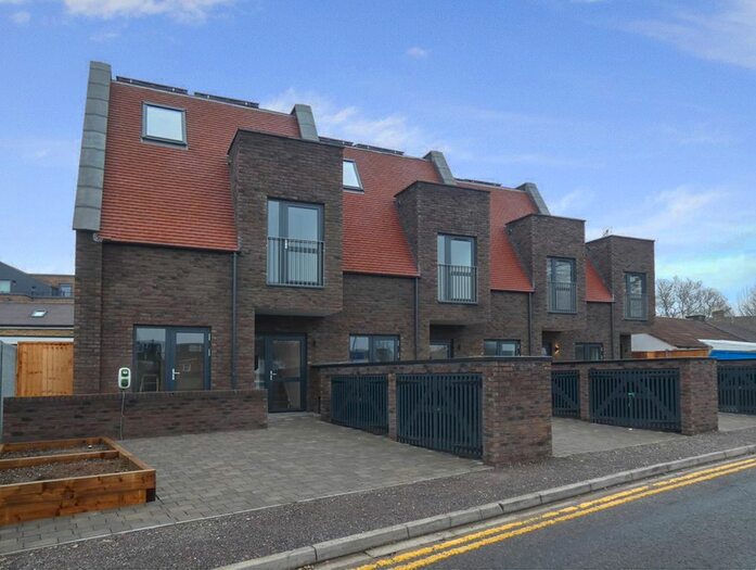 3 Bedroom Property To Rent In Englefield Road, Knaphill, GU21