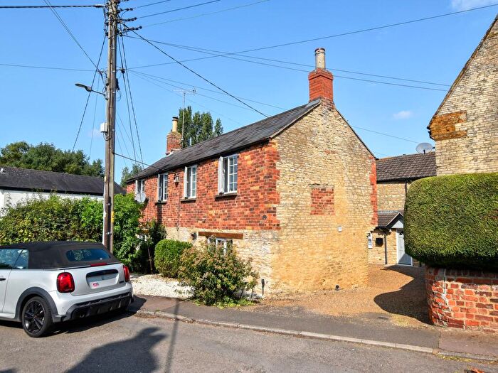 3 Bedroom Semi-Detached House For Sale In The Leys, Roade, NN7