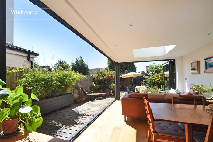 4 Bedroom Semi-Detached House For Sale In Hampton Road, Worcester Park, KT4