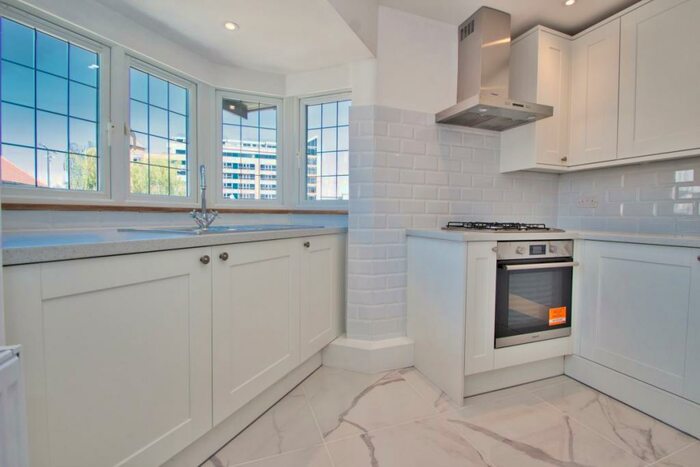 2 Bedroom Flat To Rent In Roxborough Park, Harrow On The Hill, HA1