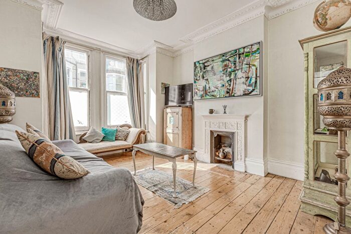 2 Bedroom Flat To Rent In Kenwyn Road, Clapham North, SW4