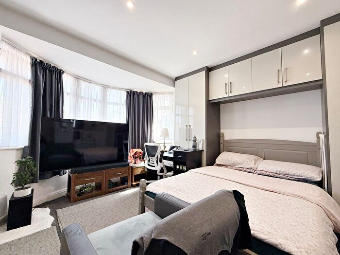 Studio To Rent In North Drive, Hounslow, TW3