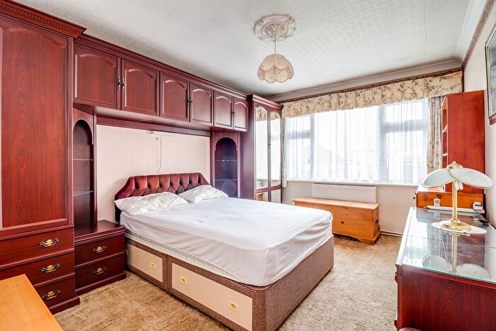 2 Bedroom Semi-Detached Bungalow For Sale In Clifton Avenue, Benfleet, SS7
