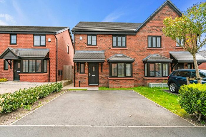 3 Bedroom Semi-Detached House For Sale In Weavers Close, Worsley, Manchester, M28