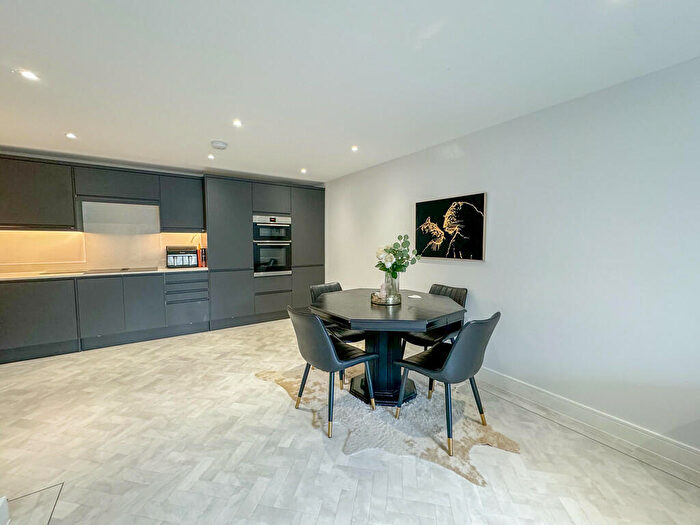 2 Bedroom Flat For Sale In Crown Hill Apartments, Crown Hill, Rayleigh, SS6