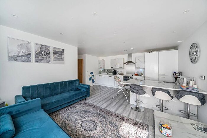 2 Bedroom Flat For Sale In Hitchin Lane, Stanmore, HA7