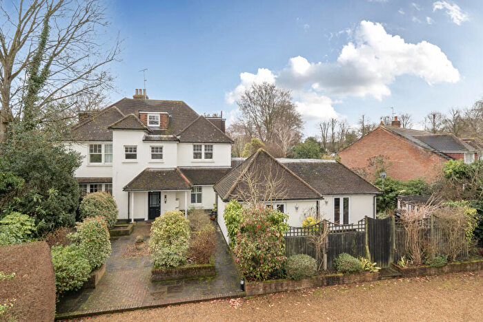 2 Bedroom Maisonette For Sale In Round Oak Road, Weybridge, KT13