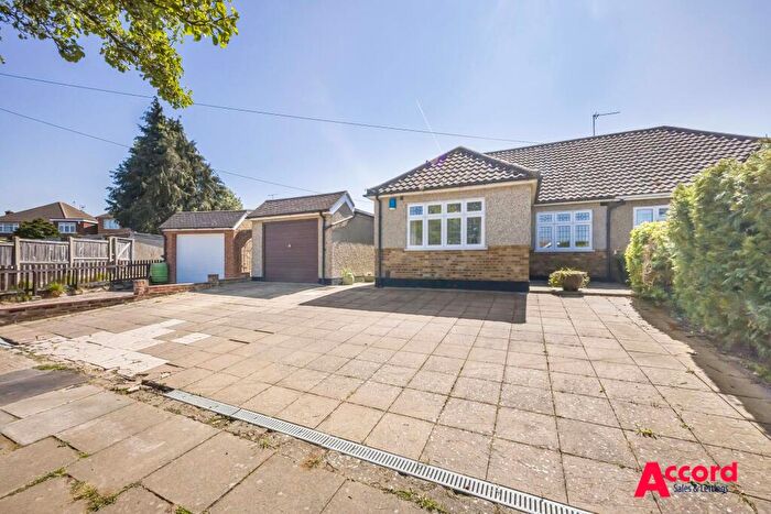 3 Bedroom Chalet For Sale In The Crescent, Upminster, RM14