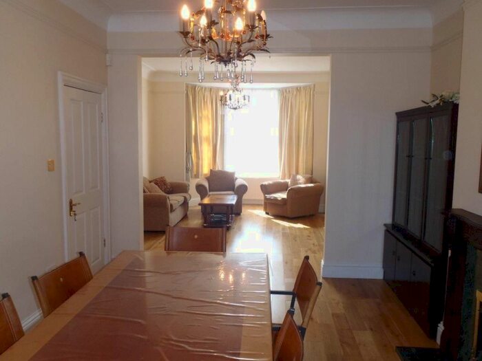 4 Bedroom Semi-Detached House To Rent In Windsor Road, London, N3