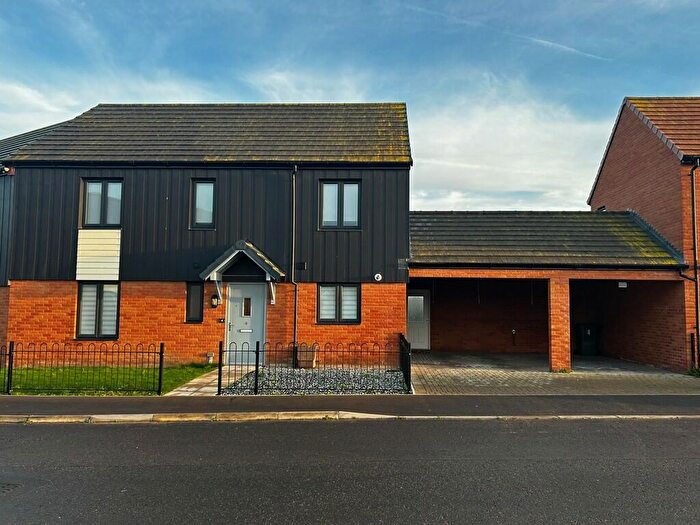 3 Bedroom Semi-Detached House To Rent In Wainscot Drive, Bradwell, NR31