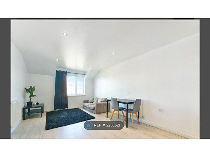 2 Bedroom Flat To Rent In Medlar House, London, SW16