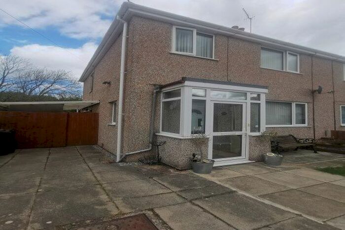 3 Bedroom Semi-Detached House To Rent In Bryn Marl Road, Colwyn Bay, LL28