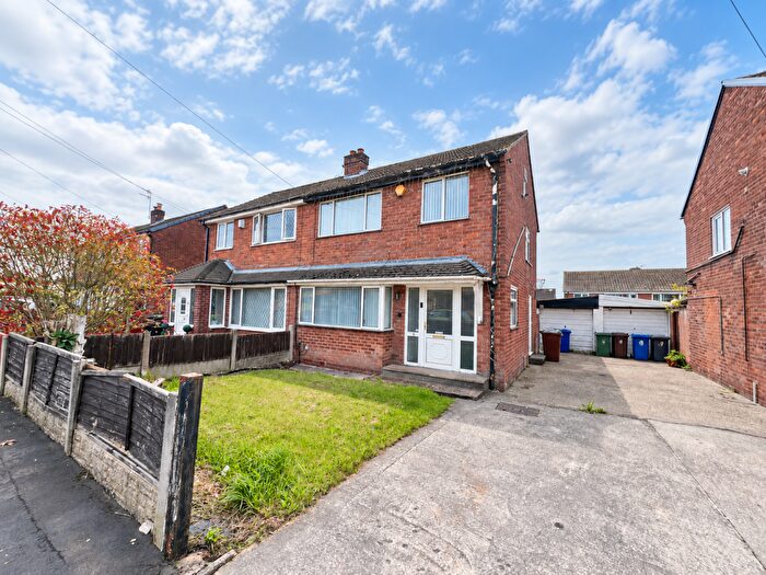 3 Bedroom Semi Detached House For Sale In Chiltern Avenue, Atherton, M46