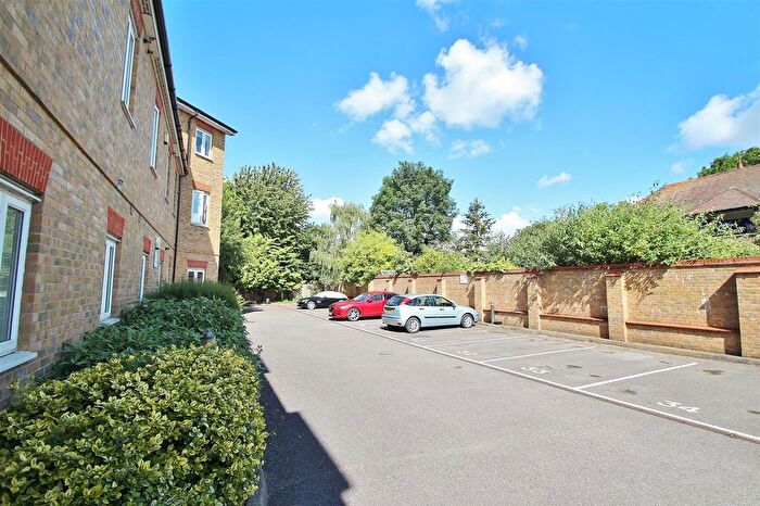 1 Bedroom Flat To Rent In Elizabeth Gardens, Isleworth, TW7