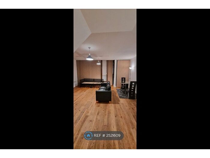 2 Bedroom Flat To Rent In Tayson House, Bradford, BD1