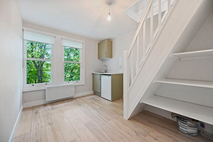 Apartment To Rent In St. Georges Avenue, London, N7