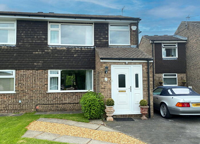 3 Bedroom Semi-Detached House For Sale In Moorfield, Matlock, DE4