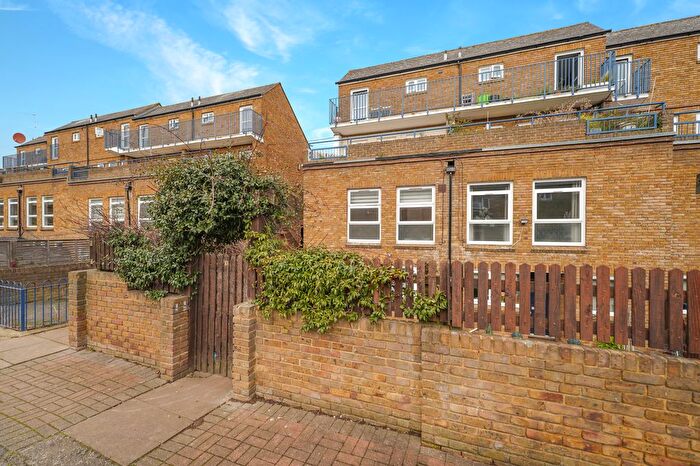 3 Bedroom Maisonette To Rent In Broke Walk, Hackney, London, E8