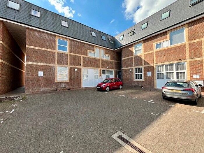 2 Bedroom Flat To Rent In Alton Mews, Aylesbury, HP19