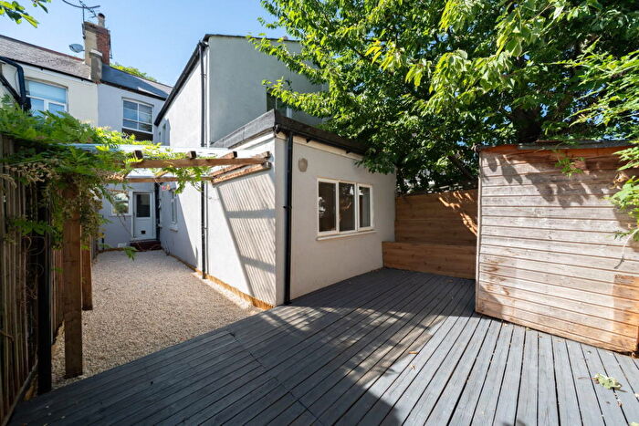 2 Bedroom Flat For Sale In Oaklands Road, London, NW2