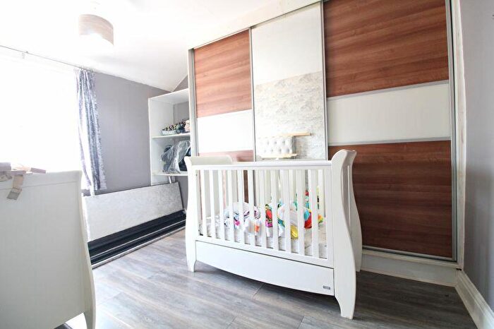 3 Bedroom Terraced House For Sale In Westmorland Avenue, Luton, LU3