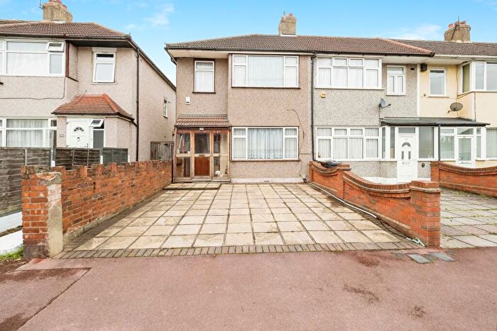 3 Bedroom End Of Terrace House For Sale In Auriel Avenue, Dagenham, Essex, RM10