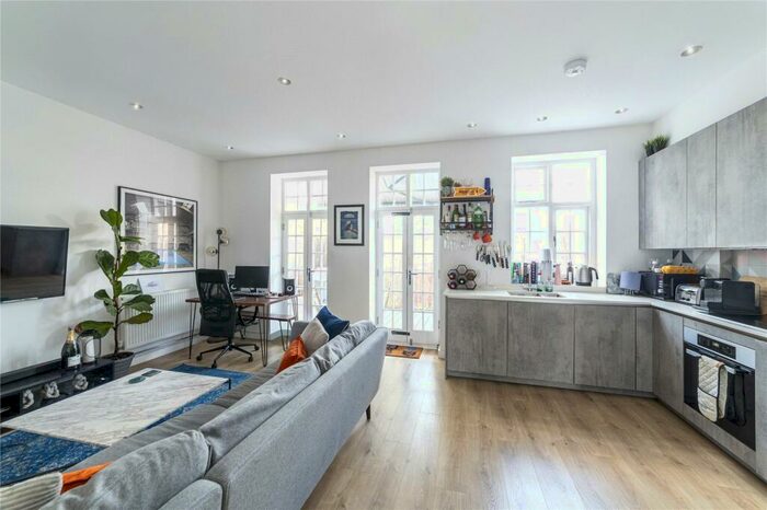 2 Bedroom Flat To Rent In - Deptford High Street, South Quay, SE8