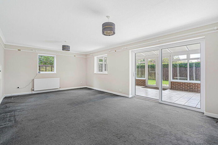 4 Bedroom Link Detached House For Sale In The Paddock, Headley, GU35
