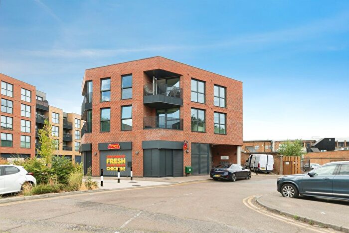 1 Bedroom Flat For Sale In Wellfield Road, Hatfield, AL10