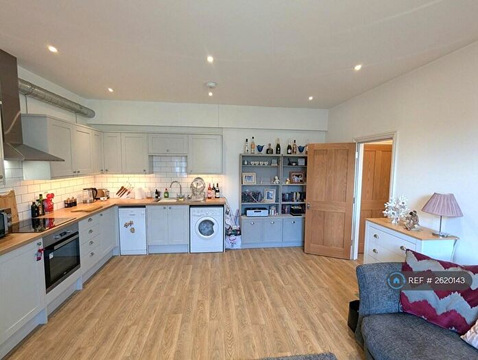 2 Bedroom Flat To Rent In Club Court, Dorking, RH4