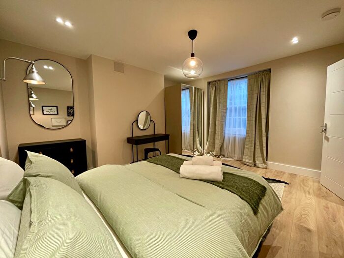 2 Bedroom Flat To Rent In Crowndale Road, Euston, Camden Town, Lse, Ucl, Regents Park, West End, London, NW1