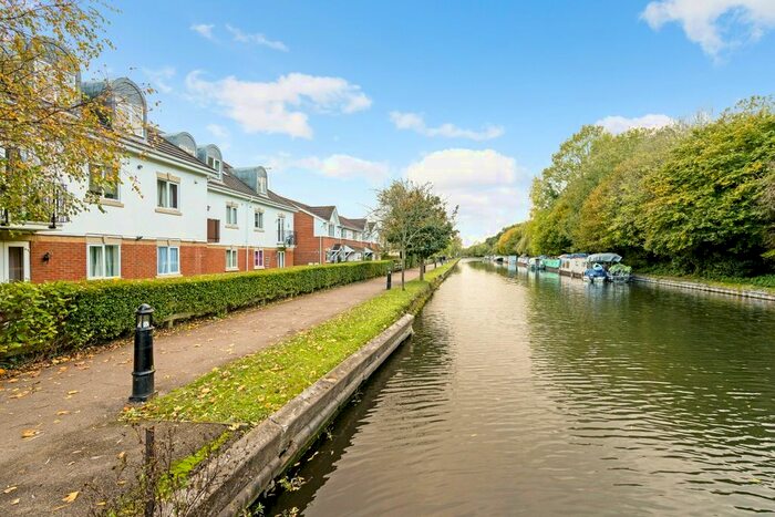 2 Bedroom Flat To Rent In Basildon Close, Watford, WD18