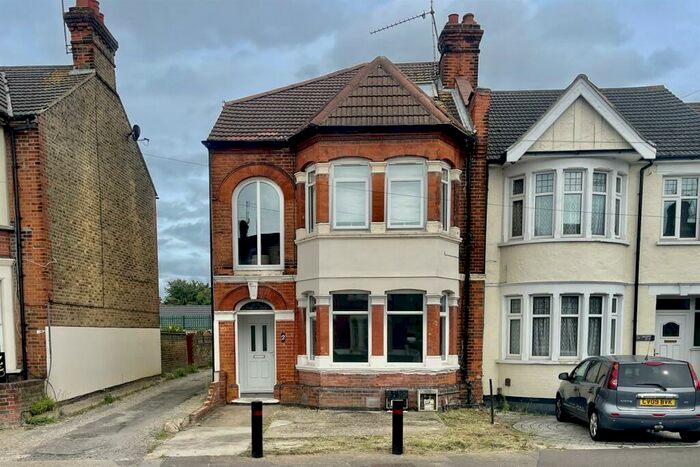 2 Bedroom Flat To Rent In Bournemouth Park Road, Southend-on-Sea, SS2