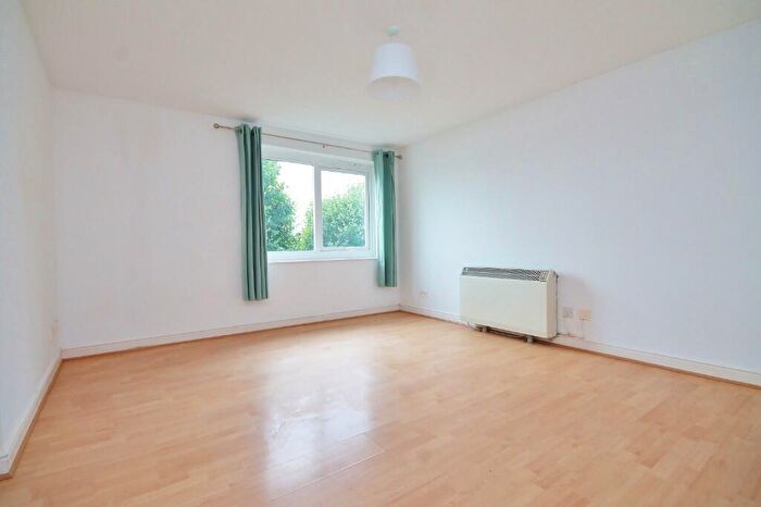 2 Bedroom Flat To Rent In Ferguson Close, London, E14