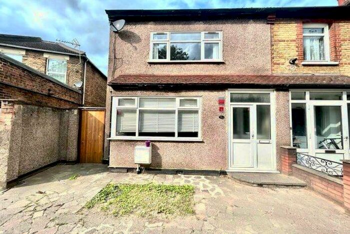 2 Bedroom Terraced House To Rent In Chigwell Road, London, E18