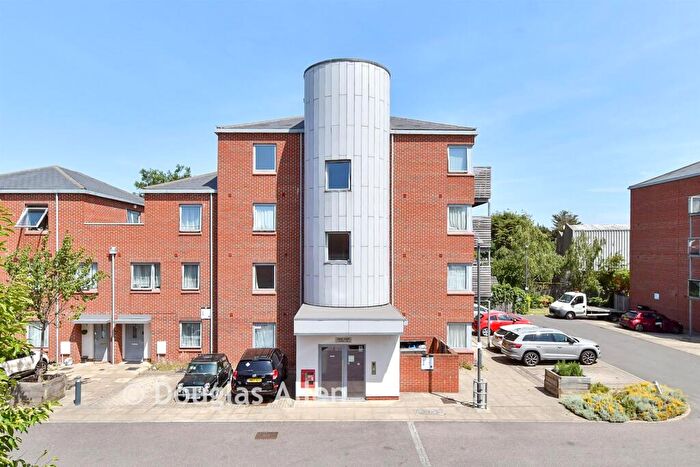1 Bedroom Flat For Sale In Serpentine Close, Chadwell Heath, Essex, RM6