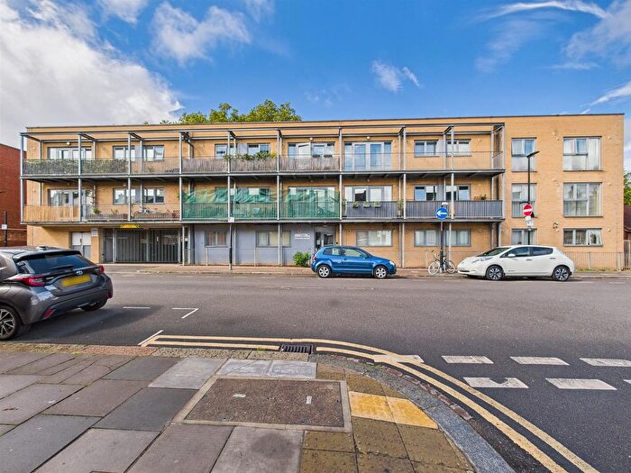 2 Bedroom Flat For Sale In Cornwall Road, London, N15