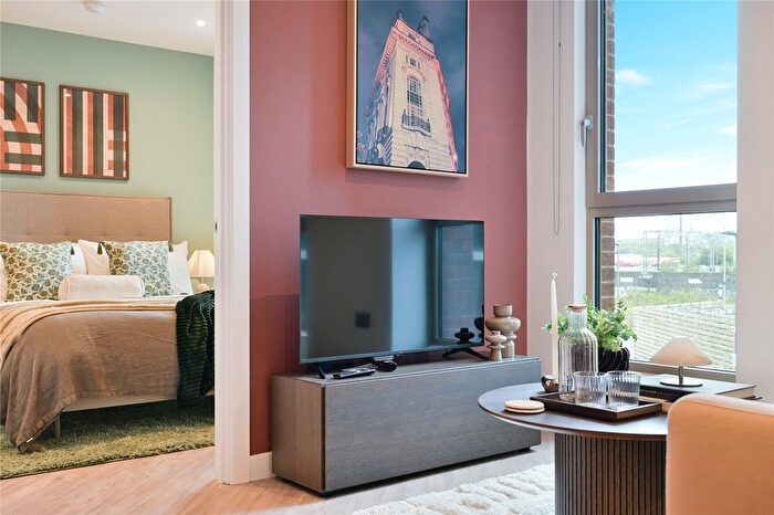 3 Bedroom Flat To Rent In Uncle Leeds, Whitehall, LS12