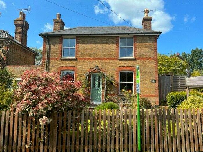 3 Bedroom Link Detached House For Sale In Church Hill, Hernhill, Faversham, Kent, ME13