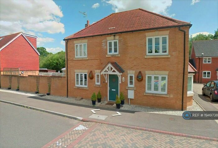 4 Bedroom Detached House To Rent In Lucas Close, Maidenbower, Crawley, RH10