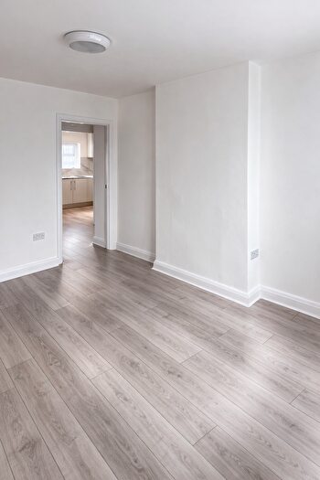 2 Bedroom Flat To Rent In Oakleigh Avenue, Surbitton, KT6