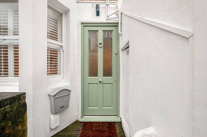 2 Bedroom Flat For Sale In Mount Ararat Road, Richmond, TW10