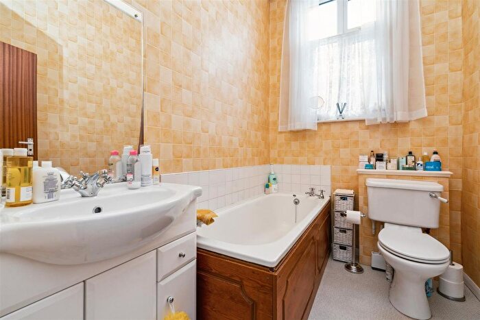 2 Bedroom Flat For Sale In Leigham Court Road, Streatham Common, SW16