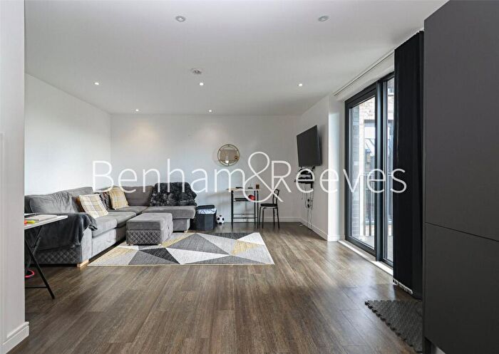 Apartment To Rent In Woolwich High Street, London, SE18