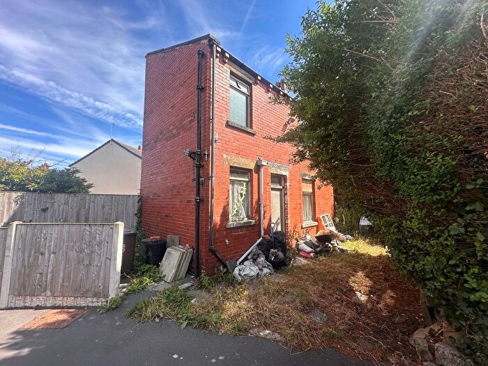 1 Bedroom Detached House For Sale In Wakefield Road, Drighlington, Bradford, West Yorkshire, BD11