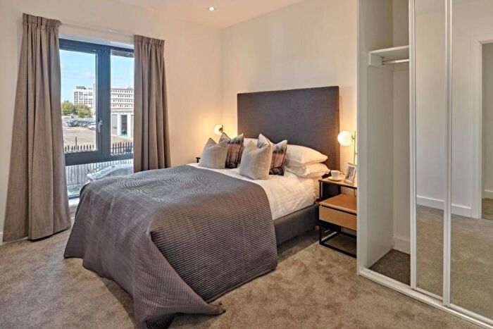 3 Bedroom Flat To Rent In Oxbow, Stephenson House, M5