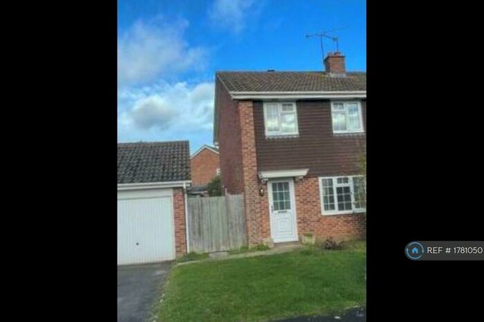 3 Bedroom Semi-Detached House To Rent In Ravensbourne Drive, Woodley, Reading, RG5