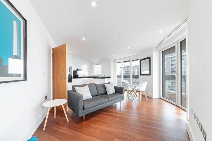 3 Bedroom Flat To Rent In Western Gateway, Royal Victoria, E16