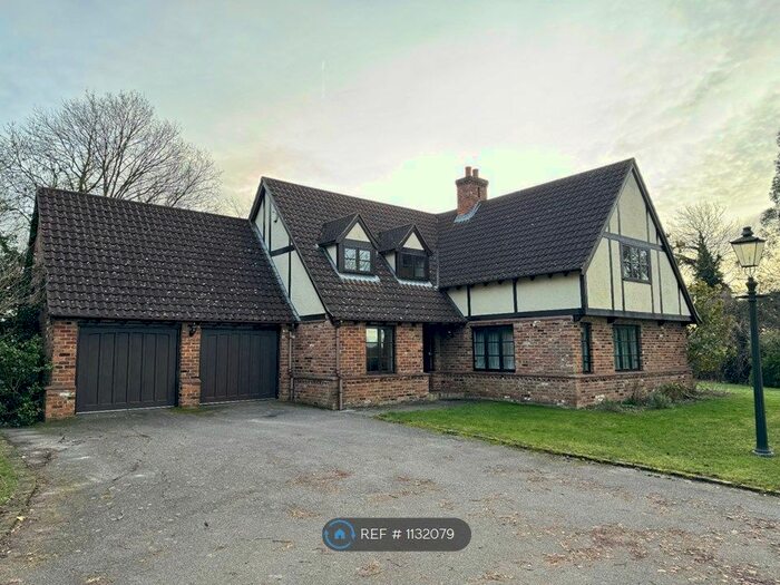 4 Bedroom Detached House To Rent In Dancers Lane, Barnet, EN5